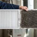 Sammenligning af rent og beskidt luftfilter til hjemmets ventilationssystem